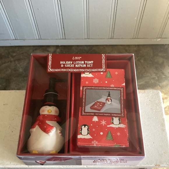 BNIB-3 Piece Set- Ceramic Penguin Soap Pump, 24 Hand Towels & Ceramic Towel Tray - Picture 16 of 16